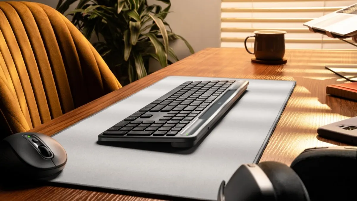 Die Signature Slim Solar+ K980-Tastatur liegt neben einer Logitech-Maus auf dem Schreibtisch.