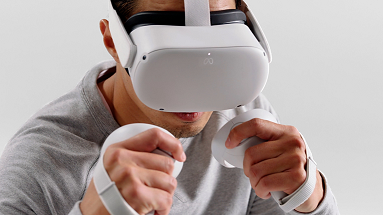 Ein Mann trägt die Meta Quest 2 128 GB VR Brille und die dazugehörigen Controller in seinen Händen