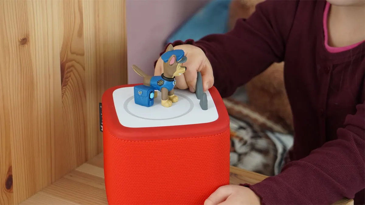 Franzis Tochter drückt das große Ohr der Toniebox 2.