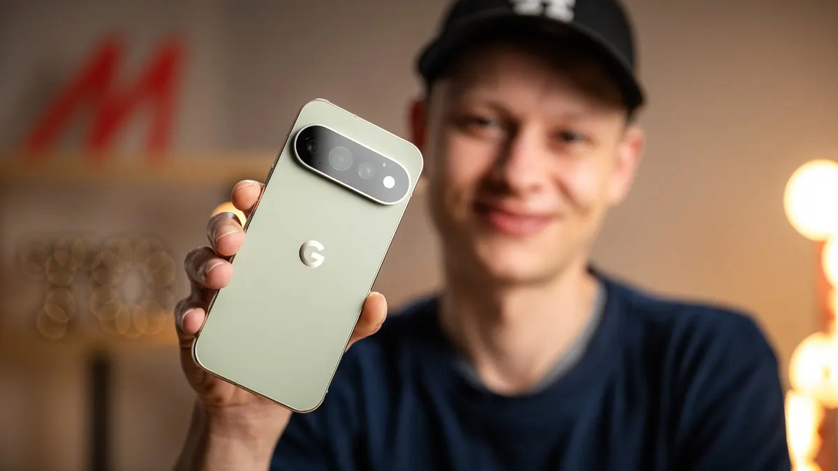 Alex hält das Google Pixel 11 Pro in die Kamera.