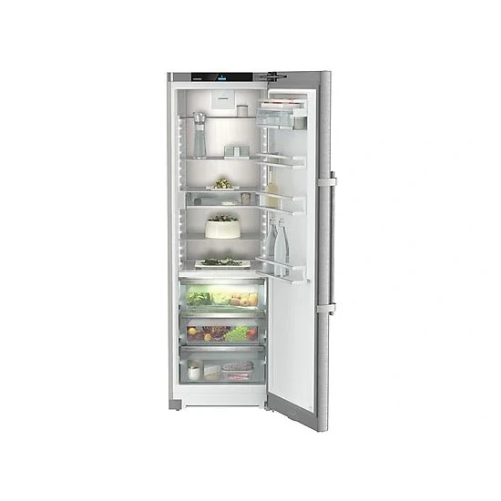 Ein geöffneter, silberner Kühlschrank zeigt Regale mit Lebensmitteln wie Kuchen, Gemüse und Getränke. Helle Innenbeleuchtung.