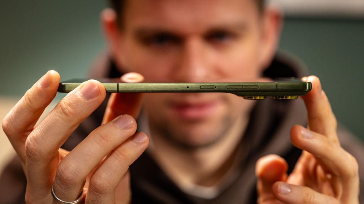 Niklas hält das Motorola Edge 70 von der Seite vor sein Gesicht.