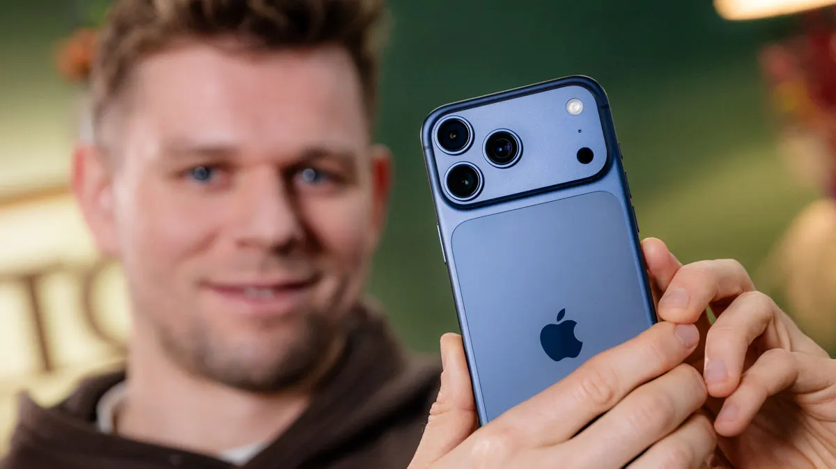 Niklas hält das iPhone 17 Pro Max in die Kamera.
