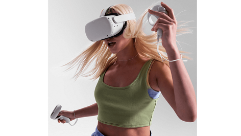 Eine Frau spielt Videogames mit der  Meta Quest 2 128 GB VR Brille