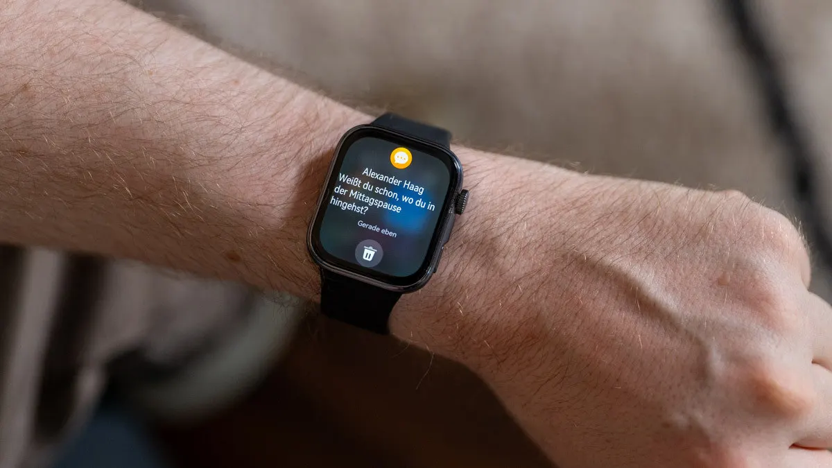 Michael zeigt eine Textbenachrichtigung auf der Huawei Watch Fit 4.