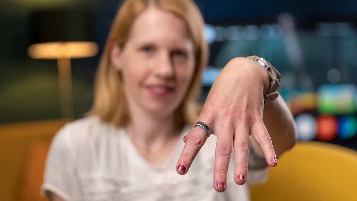 Franzi hält ihre linke Hand mit dem Oura Ring 5 in die Kamera.