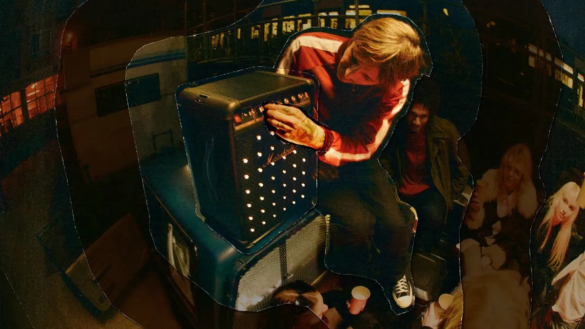 Ein Mann dreht am Regler des Marshall Bromley 450.