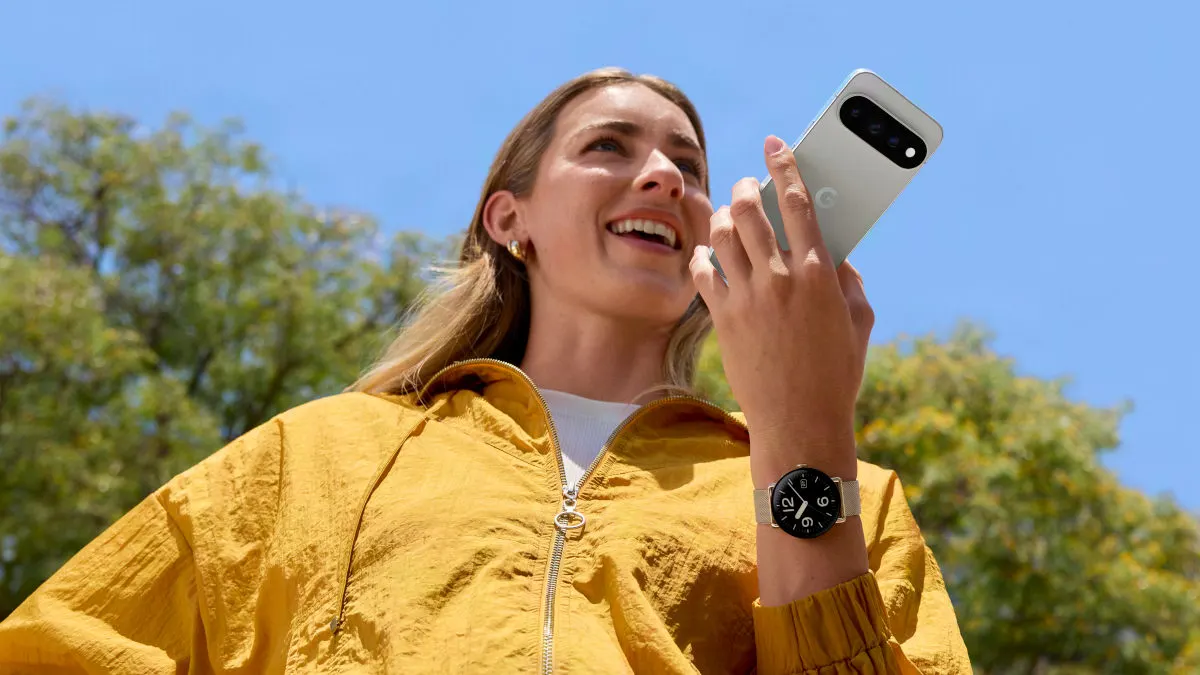 Eine junge Frau hält das Pixel 11 in ihrer Hand.