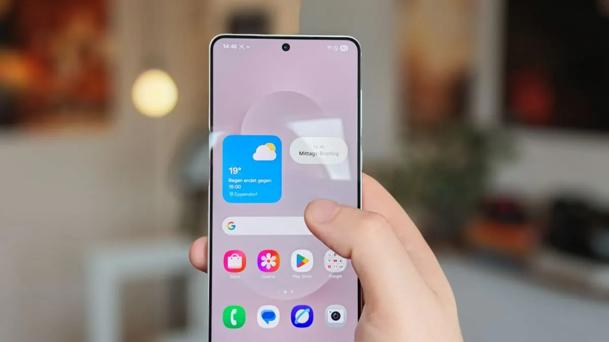 Das Display des Galaxy S25 Edge spiegelt im Sonnenlicht.
