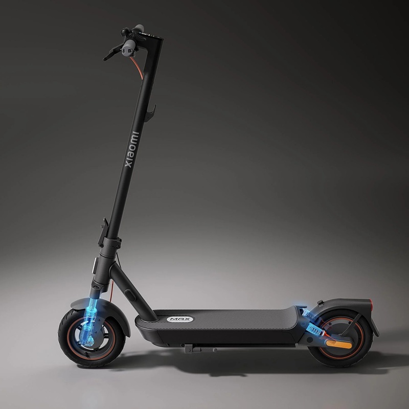 XIAOMI Electric Scooter 5 Max in seitlicher Ansicht vor dunklem Hintergrund, schwarzes modernes Design mit orangefarbenen Akzenten und sichtbaren technischen Details an den Rädern.