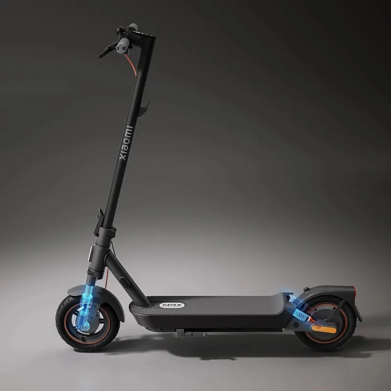 XIAOMI Electric Scooter 5 Max in seitlicher Ansicht vor dunklem Hintergrund, schwarzes modernes Design mit orangefarbenen Akzenten und sichtbaren technischen Details an den Rädern.