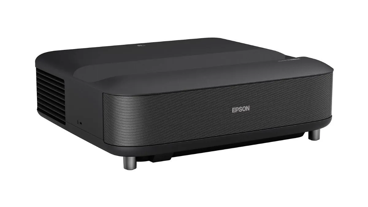 Der Ultra-Kurzdistanz-Beamer Epson EH-LS650B vor weißem Hintergrund.