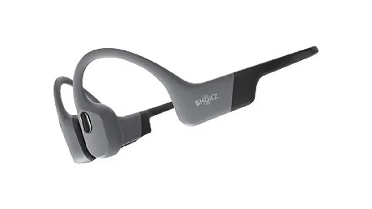 Der Open-Ear-Kopfhörer Shokz OpenSwim Pro vor weißem Hintergrund.