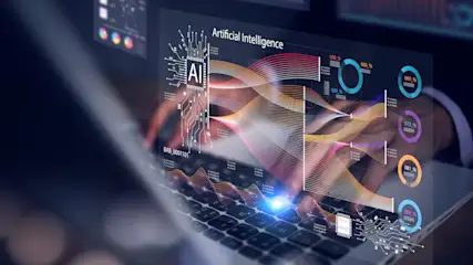 Laptop mit Grafiken zu künstlicher Intelligenz und Datenanalyse, überlagert mit Tippenden Händen.