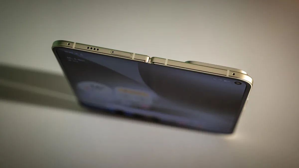 Das Google Pixel 10 Prof Fold steht ausgeklappt auf einem Tisch. An den weißen Streifen auf dem Rahmen erkennst du die Antennen.