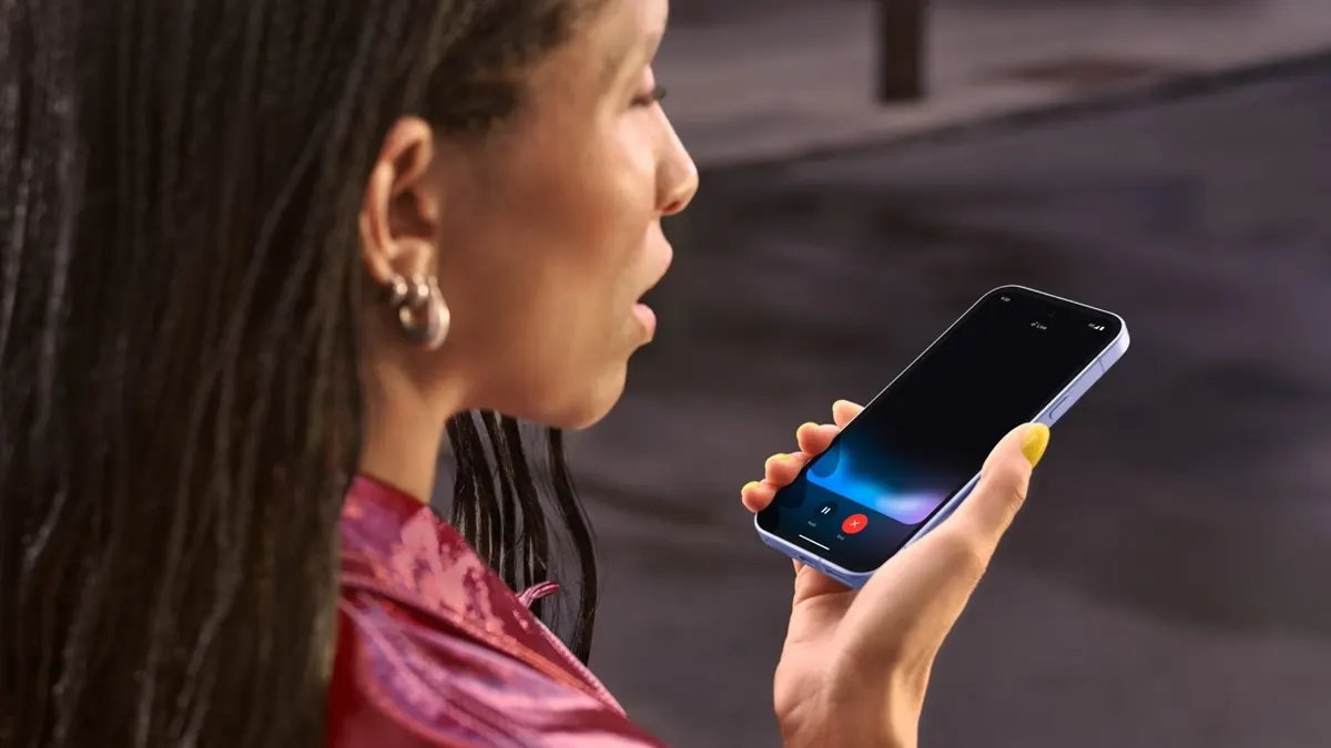 Eine Frau benutzt das Google Pixel 9a.