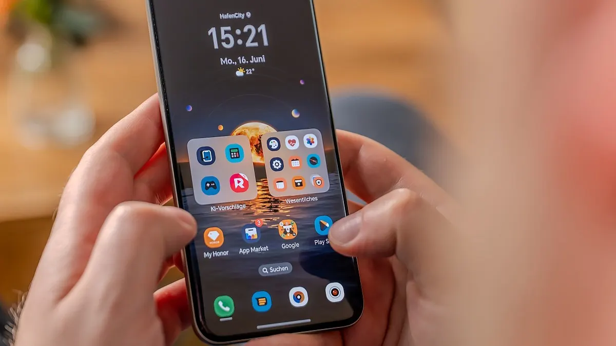 Andreas bedient das Honor 400 Pro mit MagicOS und einem Design aus der vorinstallierten Designs-App.