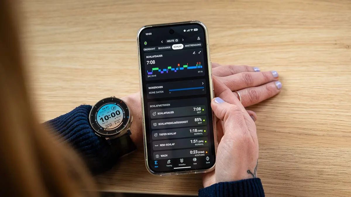 Franzi schaut sich die Schlafanalyse in der Zepp-App auf dem Smartphone an und trägt die Amazfit Active 3 Premium am Handgelenk.