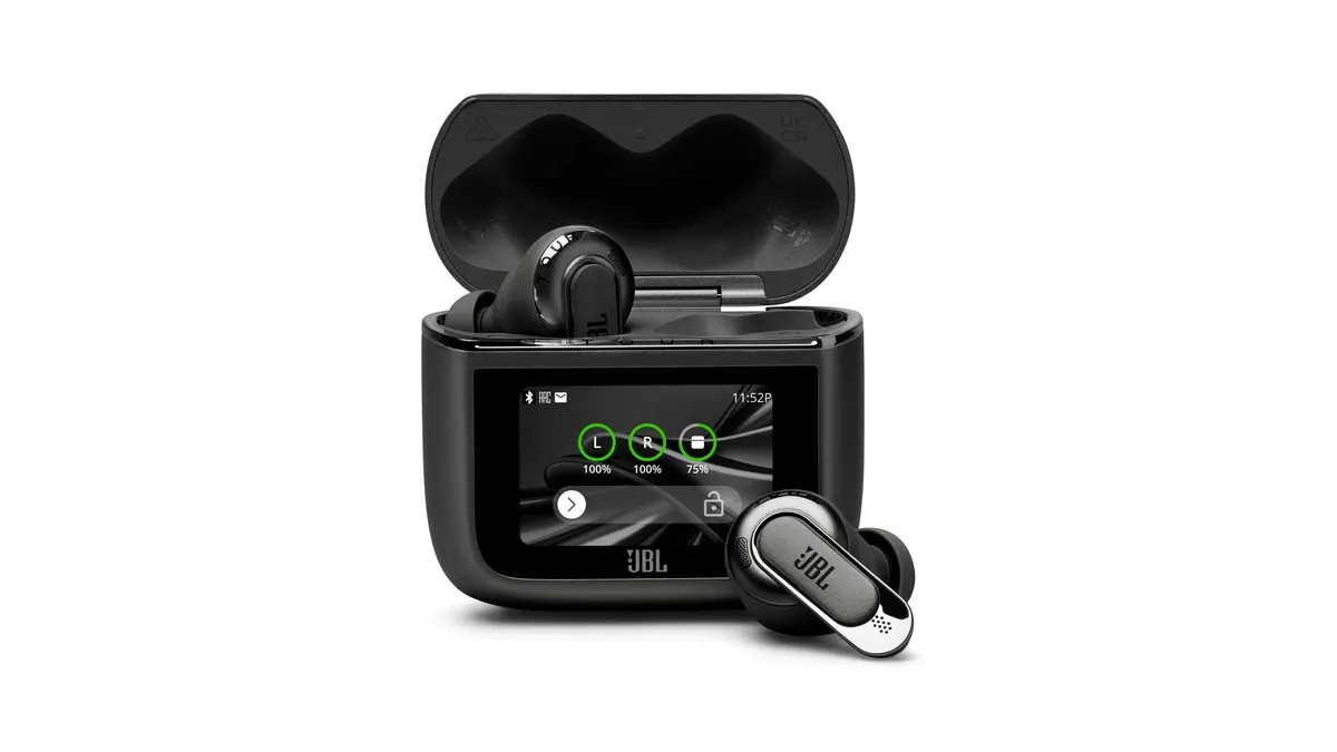 Die JBL Tour Pro 3 mit Ladecase vor weißem Hintergrund.