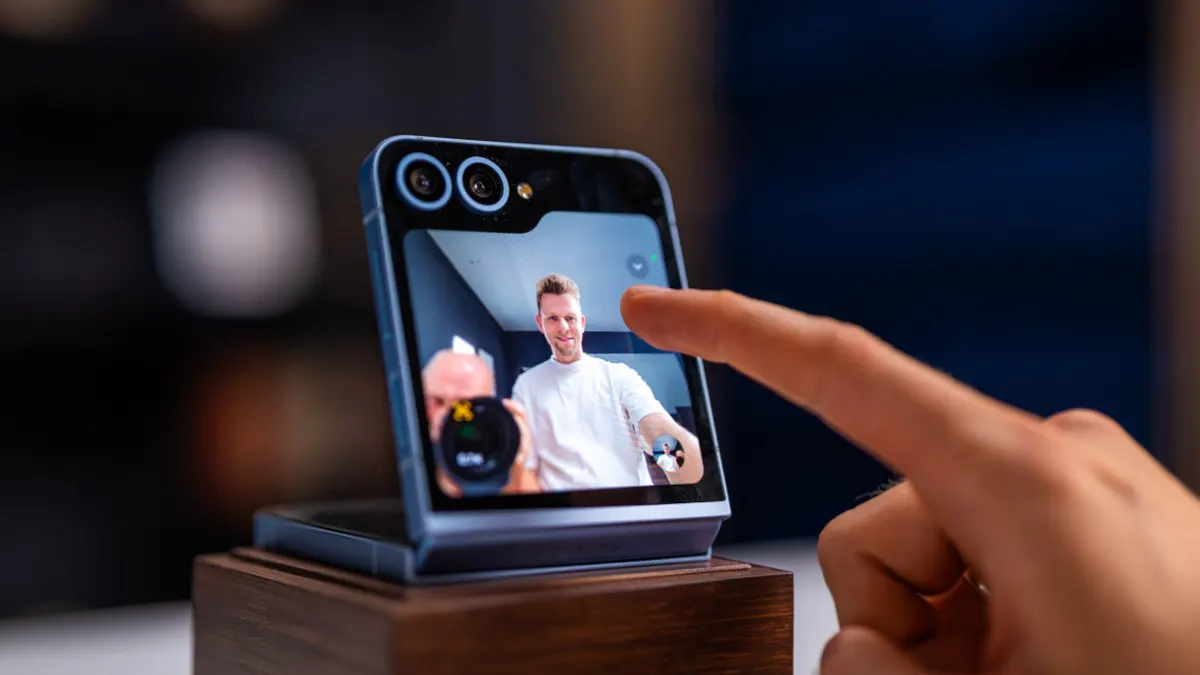 Niklas nutzt die Hauptkamera des Samsung Galaxy Z Flip6 als Selfie-Kamera.