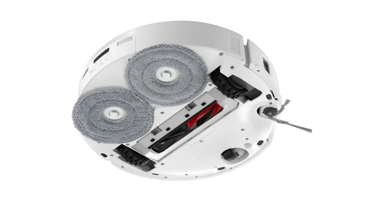 Der Saugroboter Roborock Qrevo Curv 2 ProX von unten vor weißem Hintergrund. Man erkennt zwei Wischmopps, zwei Räder und zwei Bürsten.