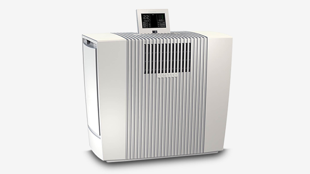 Ein weißer Luftbefeuchter mit einem digitalen Display auf der Oberseite steht vor einem weißen Hintergrund.