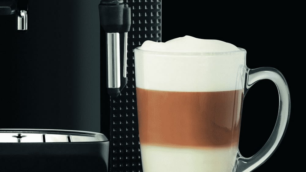 KRUPS EA8108 Kaffeevollautomat Schwarz mit frischem Kaffee