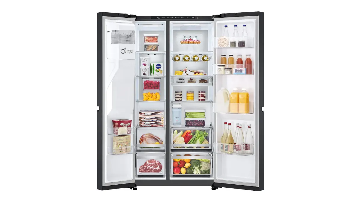 Der Side-by-Side-Kühlschrank LG GSLE91EVAC mit geöffneter Tür vor einem weißen Hintergrund.