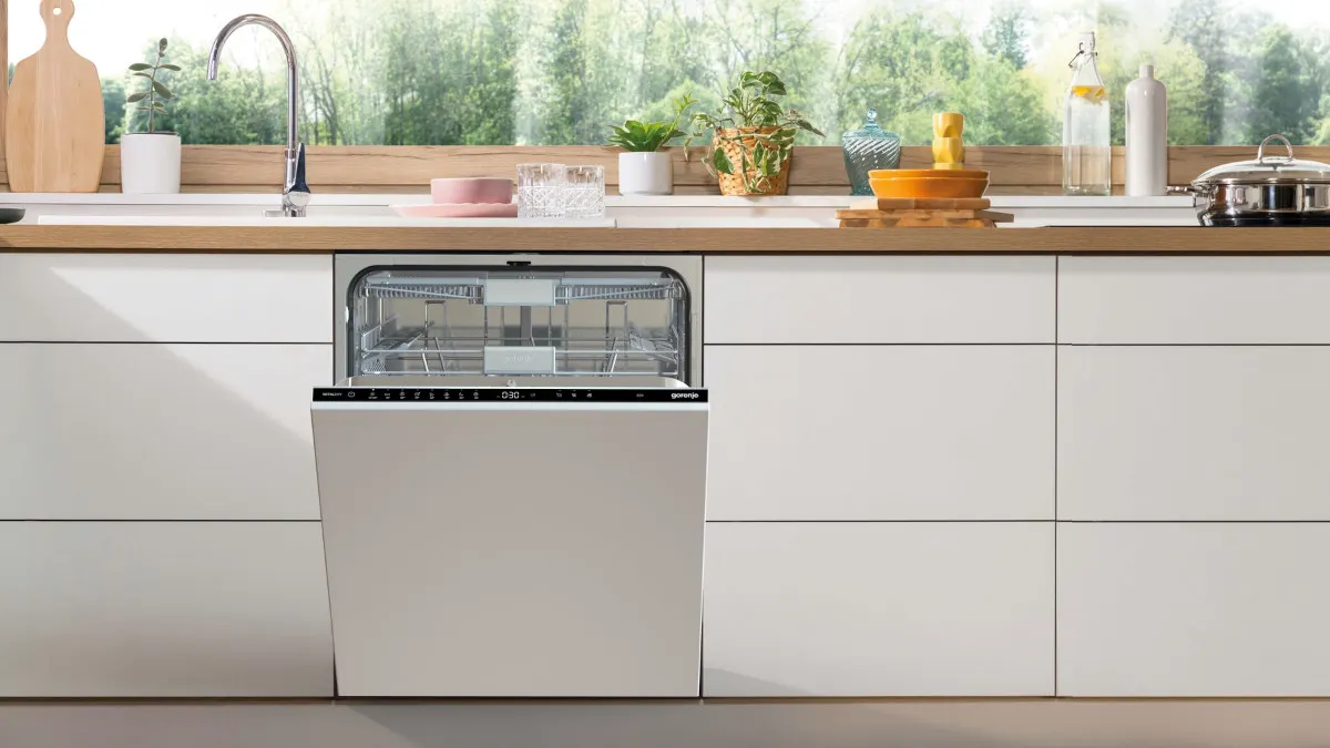 Der Geschirrspüler Gorenje ULTRAFI16AES ist in eine helle Küchenzeile integriert.