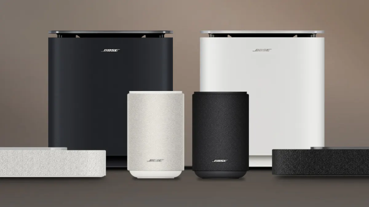 Die Lautsprecher des Surround-Systems Bose Lifestyle Ultra vor einem braunen Hintergrund.