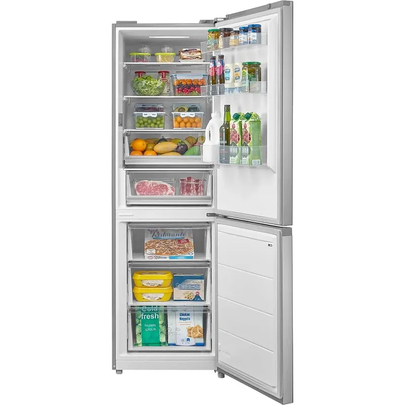 Ein offener, grauer Kühlschrank ist voll mit Lebensmitteln wie Gemüse, Obst, Fleisch und Getränken. Es gibt mehrere durchsichtige Behälter.