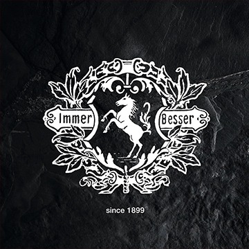 Weißes Logo mit einem aufsteigenden Pferd, umrahmt von Blättern und dem Schriftzug "Immer Besser" auf schwarzem Hintergrund. "Since 1899" unten.