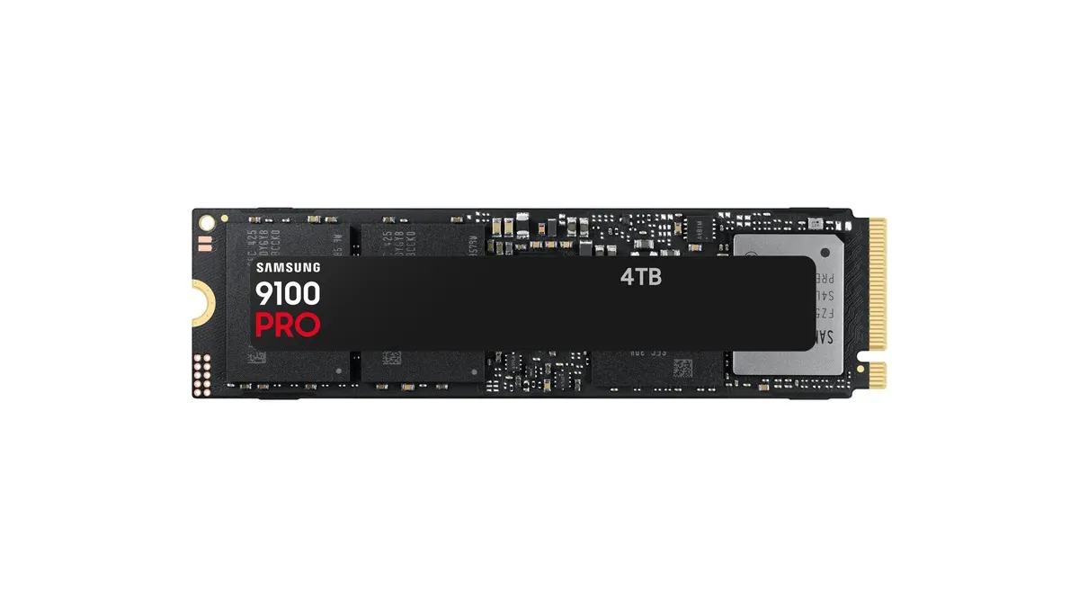 Die M.2-SSD Samsung 9100 Pro vor weißem Hintergrund.