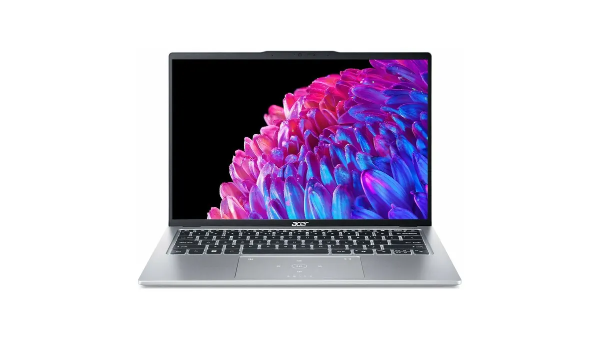 Das Acer Swift Go 14 OLED vor weißem Hintergrund.
