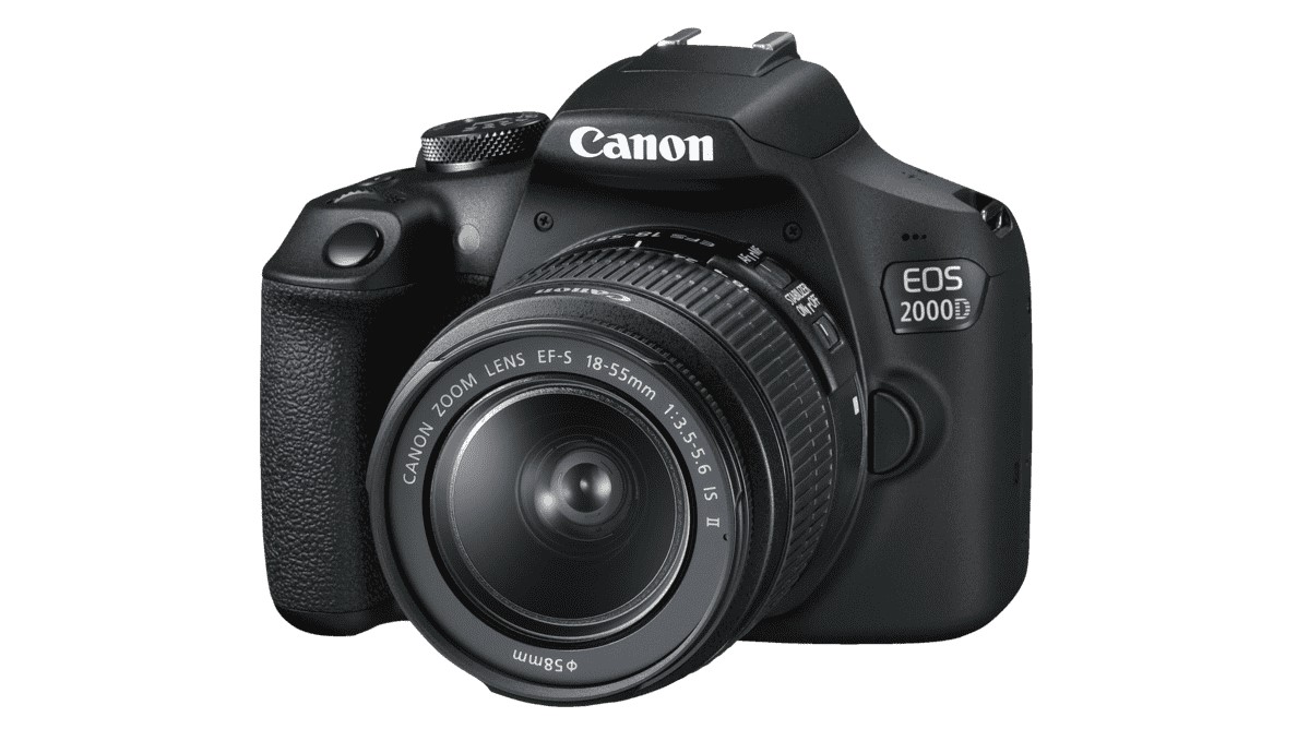 Eine schwarze Canon EOS 2000D Kamera mit einem 18-55mm Objektiv vor einem weißen Hintergrund.