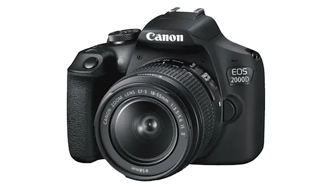 CANON EOS 2000D Kit Spiegelreflexkamera, 24,1 Megapixel, 18-55 mm Objektiv (EF-S, IS II), WLAN, Schwarz Eine schwarze Canon EOS 2000D Kamera mit einem 18-55mm Objektiv vor einem weißen Hintergrund.