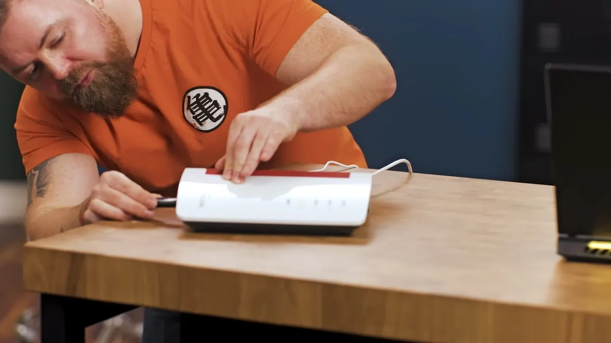 TURN ON Moderator Jens steckt einen USB-Stick in eine Fritzbox.