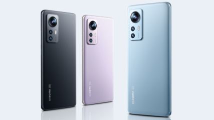 Drei Xiaomi Handys in verschiedenen Farben nebeneinander