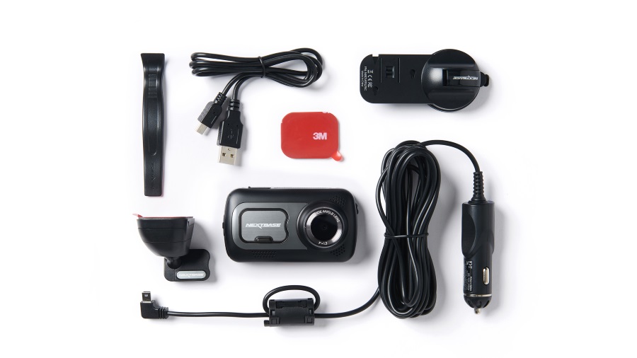 Eine schwarze Dashcam, ein Werkzeug, ein USB-Kabel, ein rotes 3M-Pad, eine Halterung und ein Autoladegerät auf weißem Hintergrund.