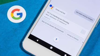 Ein Google Pixel liegt auf einer blauen Oberfläche.