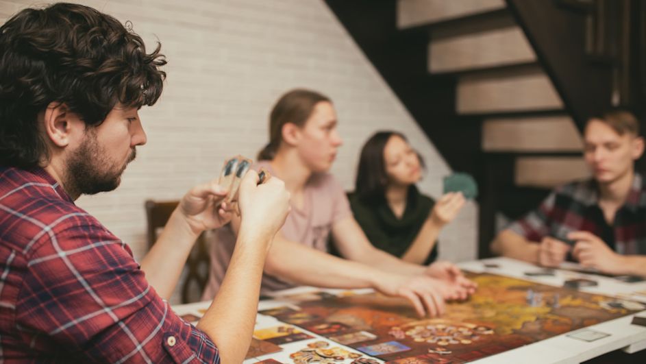 Gruppe Erwachsener spielt ein Brettspiel