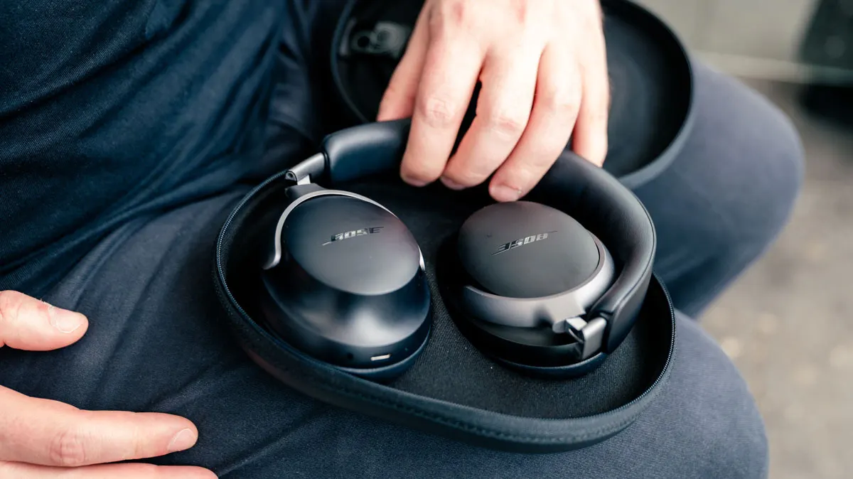 Andreas nimmt den Bose QuietComfort Ultra aus dem Case.