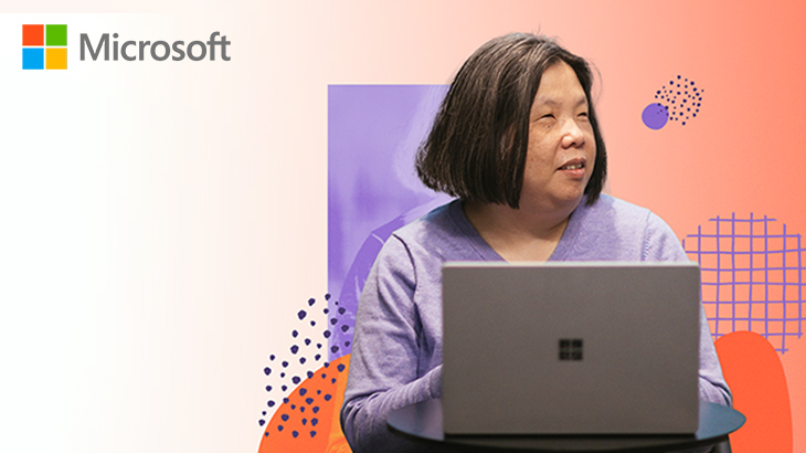 Frau mit Laptop vor abstraktem Hintergrund mit Microsoft-Logo links oben. Sie trägt ein lila Oberteil und blickt nach rechts.