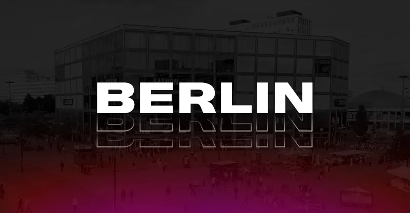 Saturn-Gebäude mit "Xperion Gaming Event Arena" Eingang. Orangefarbene Akzente und Glasfassade. Logos und Beschriftungen sind sichtbar.