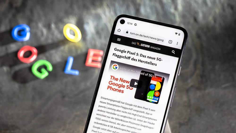 Das Google Pixel 5 mit geöffnetem Web-Browser.