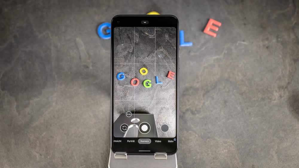Das Google Pixel 5 mit geöffneter Foto-App.