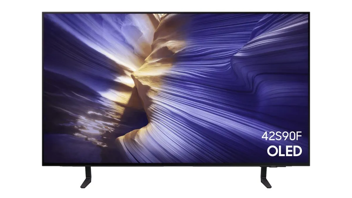 Der OLED-TV Samsung S90F vor weißem Hintergrund.