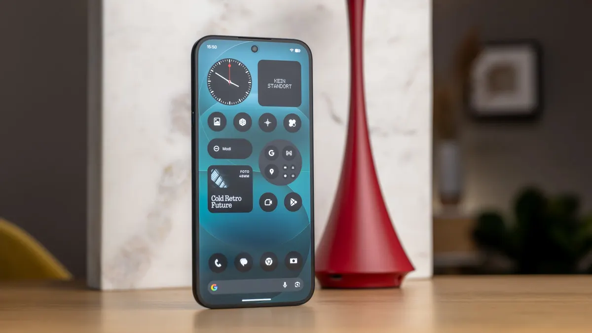 Das Nothing Phone (4a) Pro steht mit eingeschaltetem Display auf einem Tisch. Auf dem Bildschirm erkennst du das Startmenü im monochromen Pixel-Art-Stil.