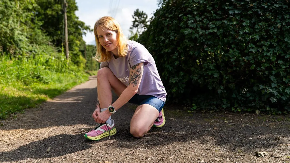 Franzi trägt die Samsung Galaxy Watch8 und schnürt ihre Laufschuhe.