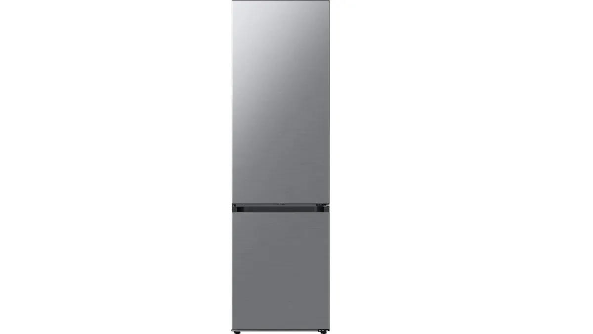Ein einzelner, weißer Kühlschrank mit einer Tür, einem Griff und einer schwarzen Digitalanzeige steht vor einem weißen Hintergrund.